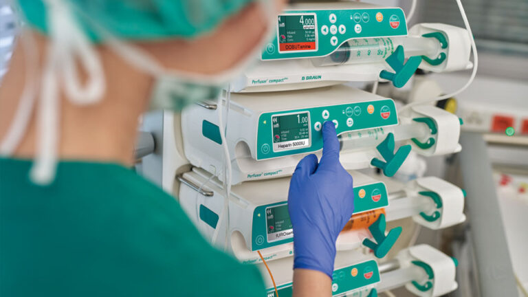 nurse-operating-compactplus-pump-16-9